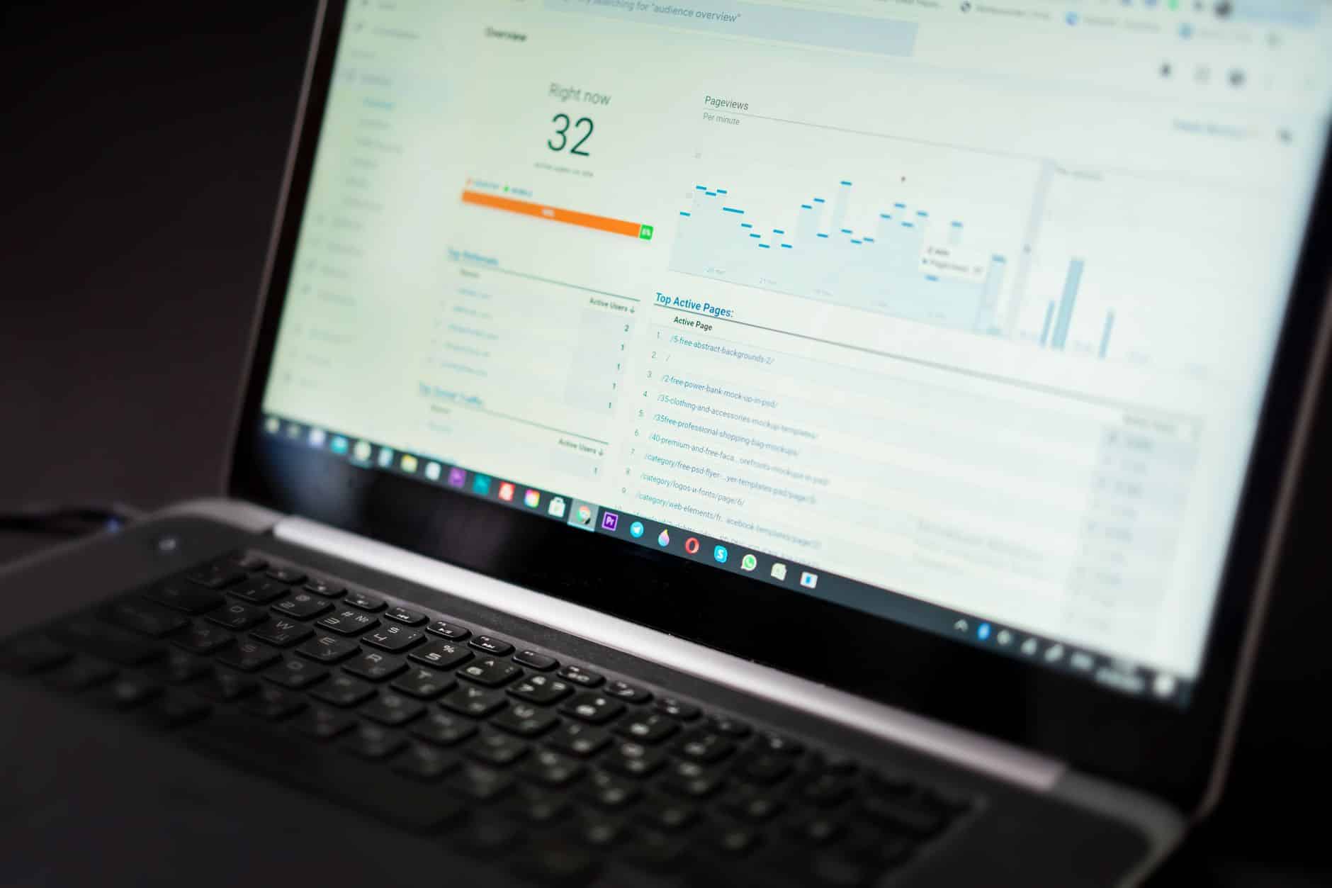 Tableau de bord d'analyse des tests automatisés affiché sur un ordinateur portable